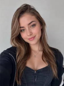 Zoe Lane, editor and image-based content writer at Unique PFP